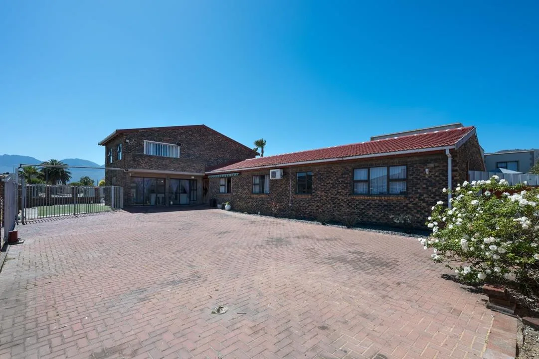 6 Bedroom House for sale in Southfork