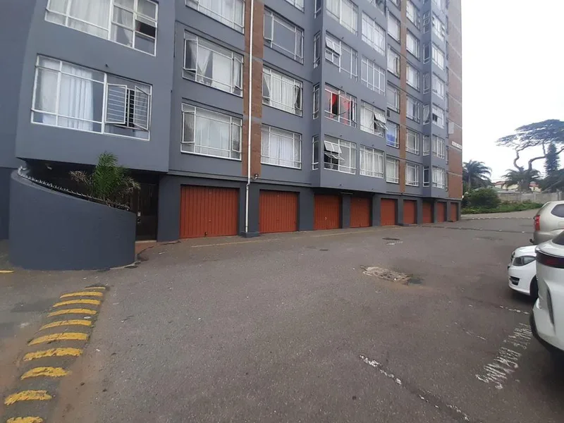 3 Bedroom Apartment / flat for sale in Montclair