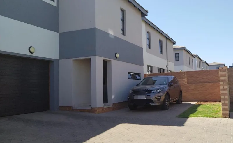 3 Bedroom House for sale in Thatchfield Estate