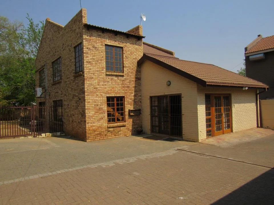 7 Bedroom House for sale in Universitas