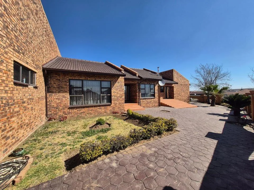 4 Bedroom House for sale in Kinross