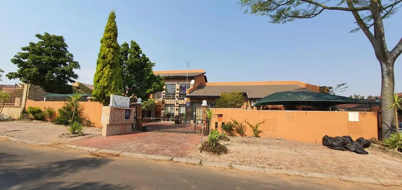 18 Bedroom House for sale in Bo-dorp