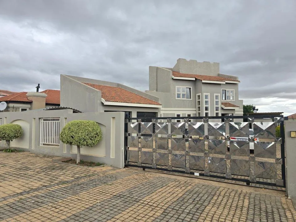 3 Bedroom House for sale in Serala View