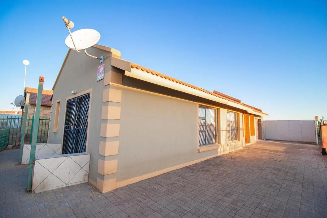 3 Bedroom House for sale in Mandela View