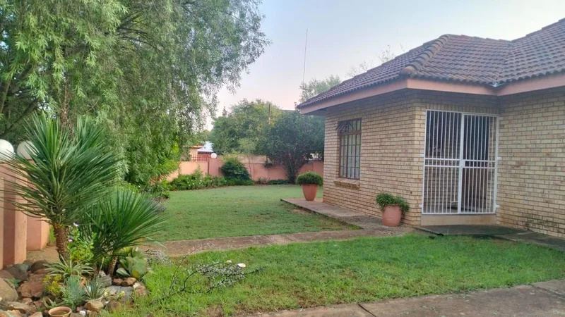 2 Bedroom House for sale in Jan Kempdorp
