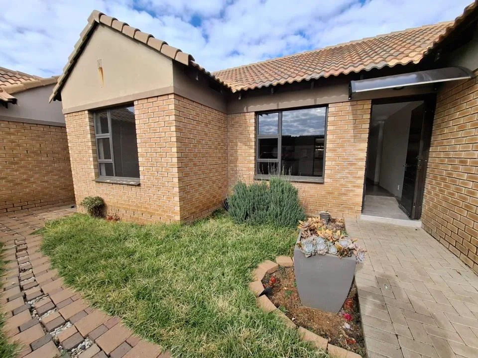 3 Bedroom Townhouse for sale in Noordhoek