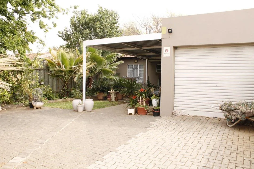 3 Bedroom Townhouse for sale in Langenhovenpark