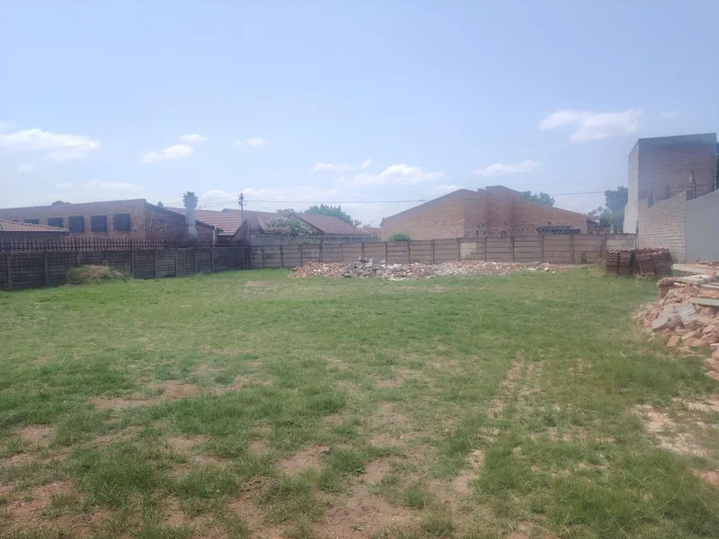 792 m² Land available in Mackenzieville