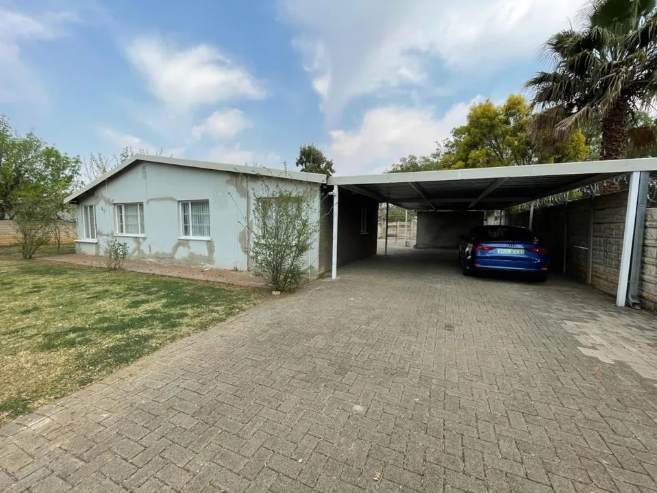 8 Bedroom House for sale in Brandwag