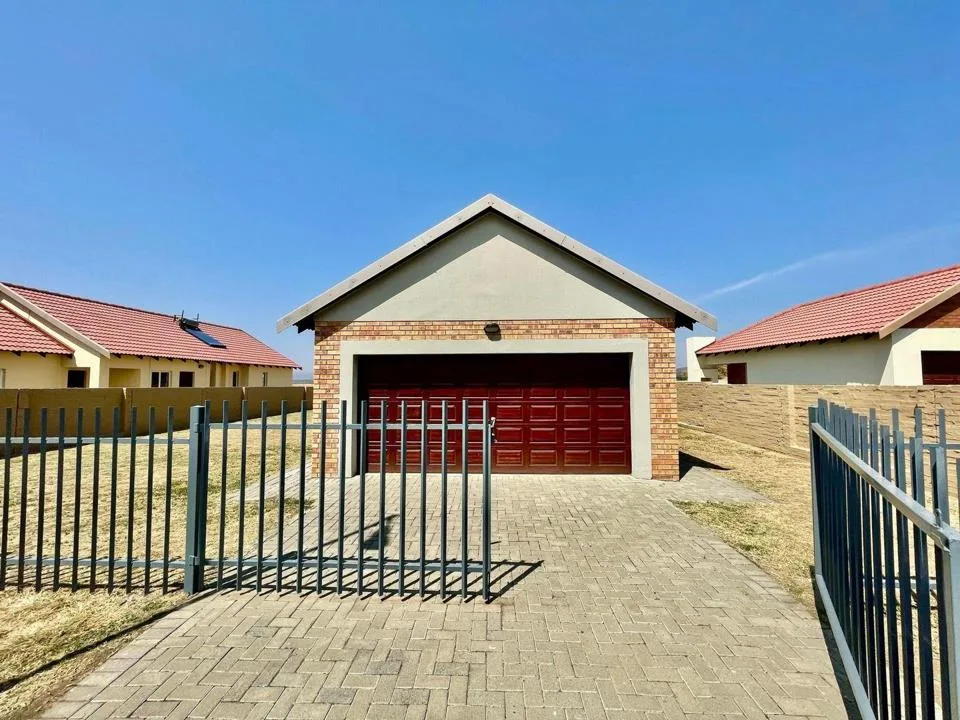 3 Bedroom Townhouse for sale in Waterkloof AH