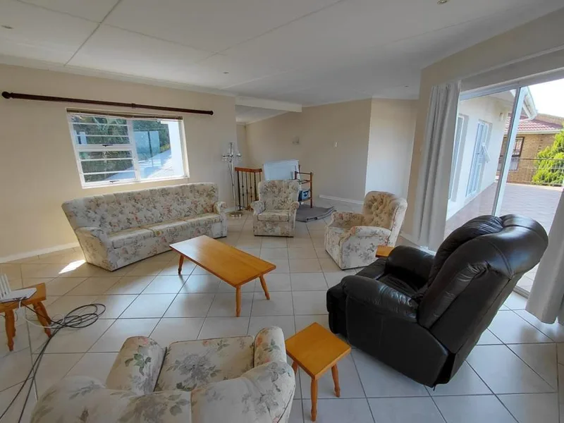 3 Bedroom House for sale in Cintsa East