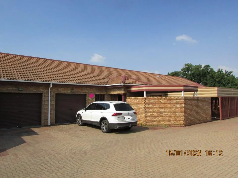 2 Bedroom Townhouse for sale in Erasmus