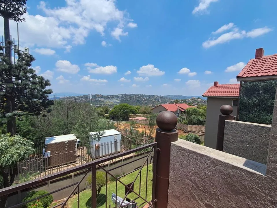 2 Bedroom Townhouse for sale in Bassonia