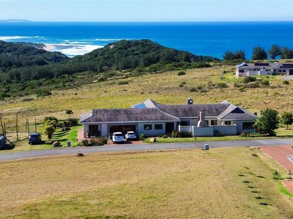 3 Bedroom House for sale in Cintsa East