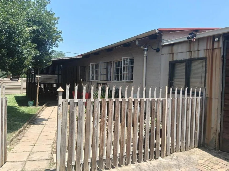 5 Bedroom House for sale in Danville