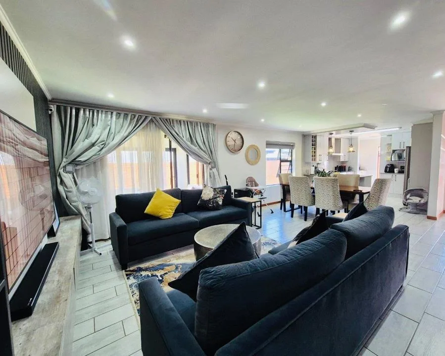 3 Bedroom House for sale in Pomona AH