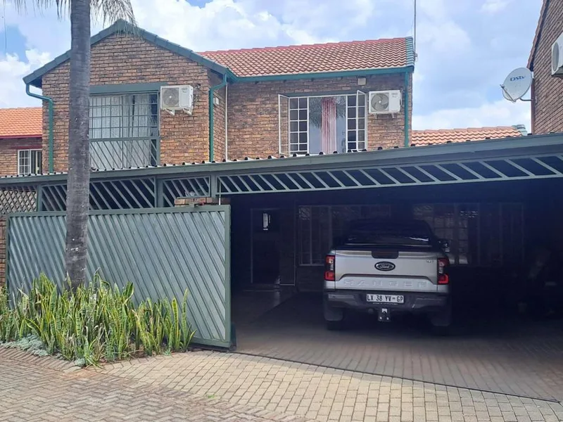 3 Bedroom House for sale in Die Hoewes