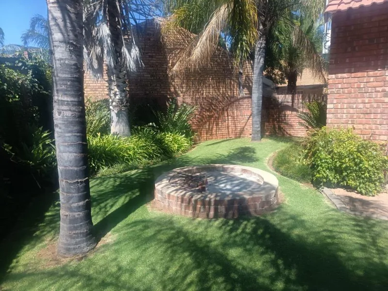 3 Bedroom House for sale in Roylglen Gardens