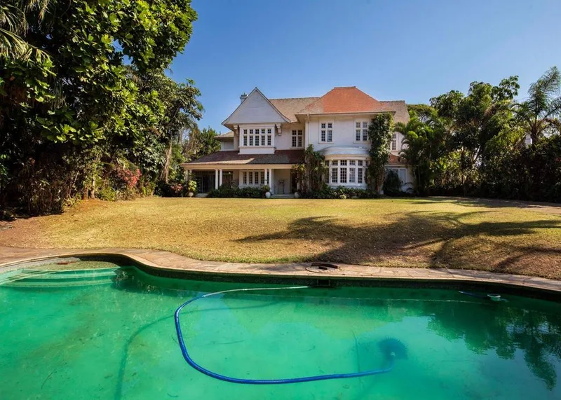 10 Bedroom House for sale in Essenwood