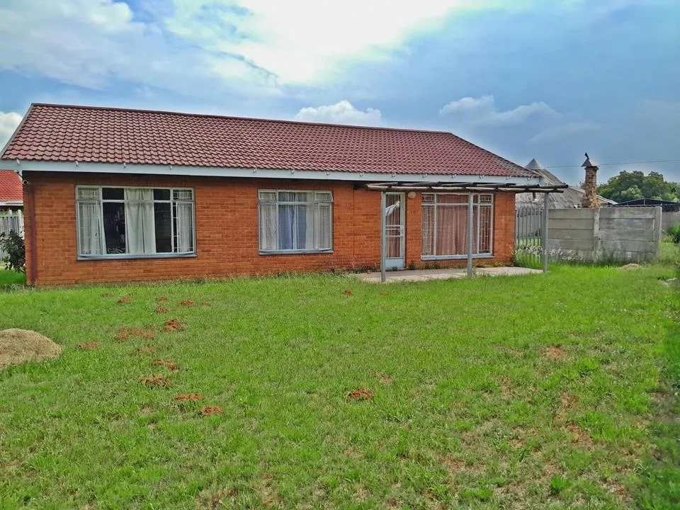 3 Bedroom House for sale in Riebeeckstad