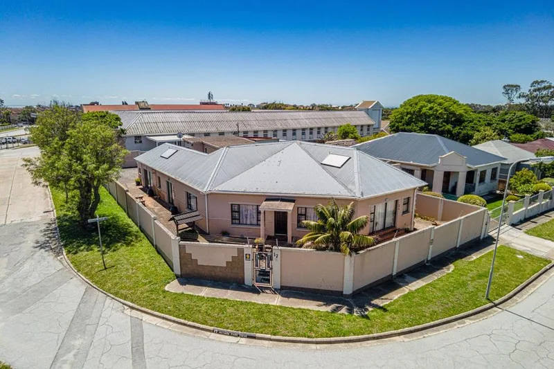 6 Bedroom House for sale in South End