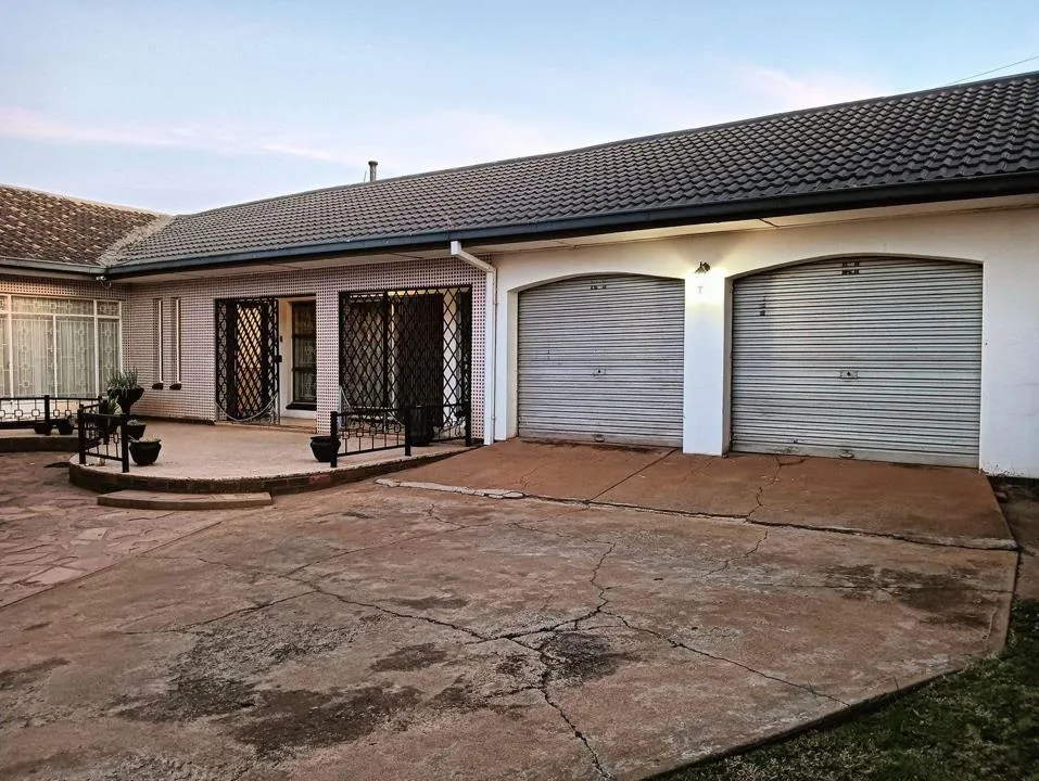 4 Bedroom House for sale in Mohadin