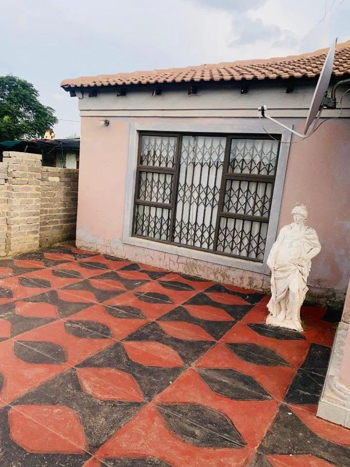 4 Bedroom House for sale in Bophelong