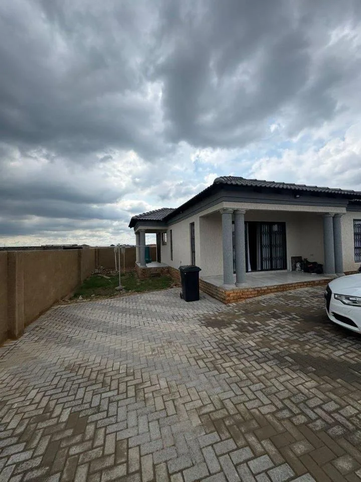 House for sale in Mohlakeng