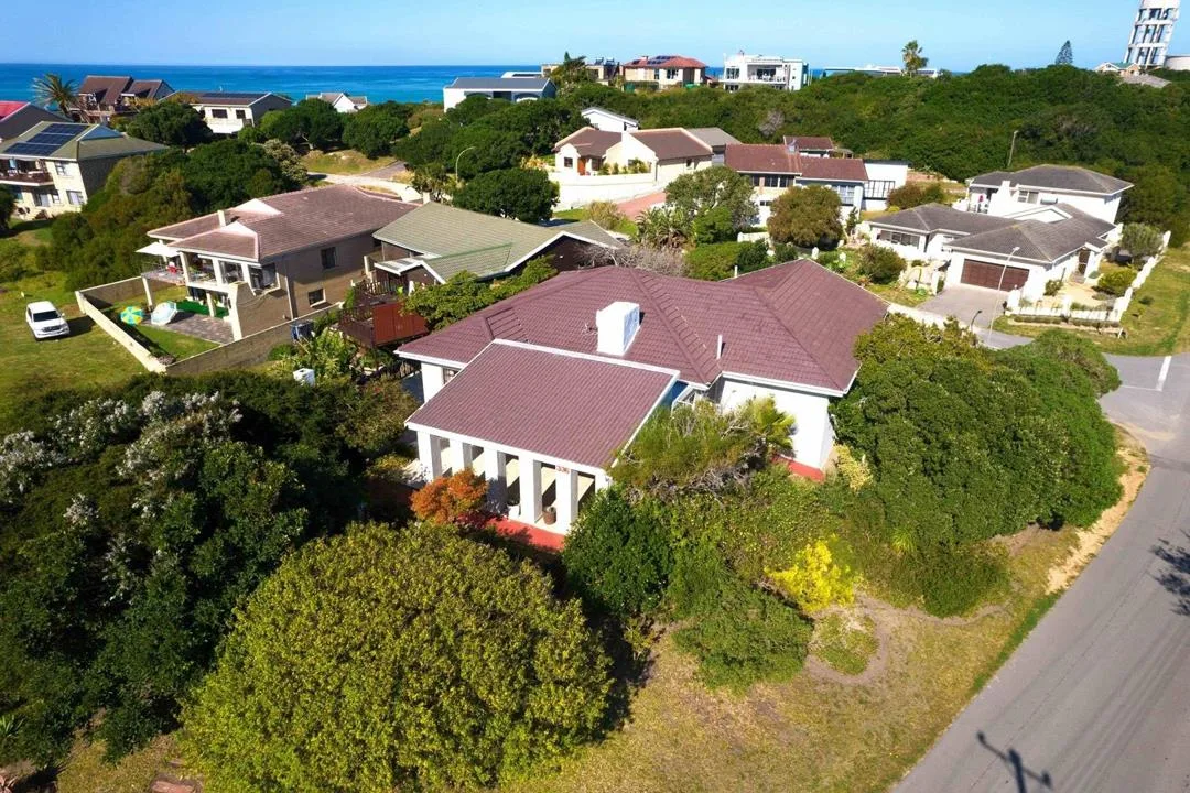 4 Bedroom House for sale in Paradise Beach