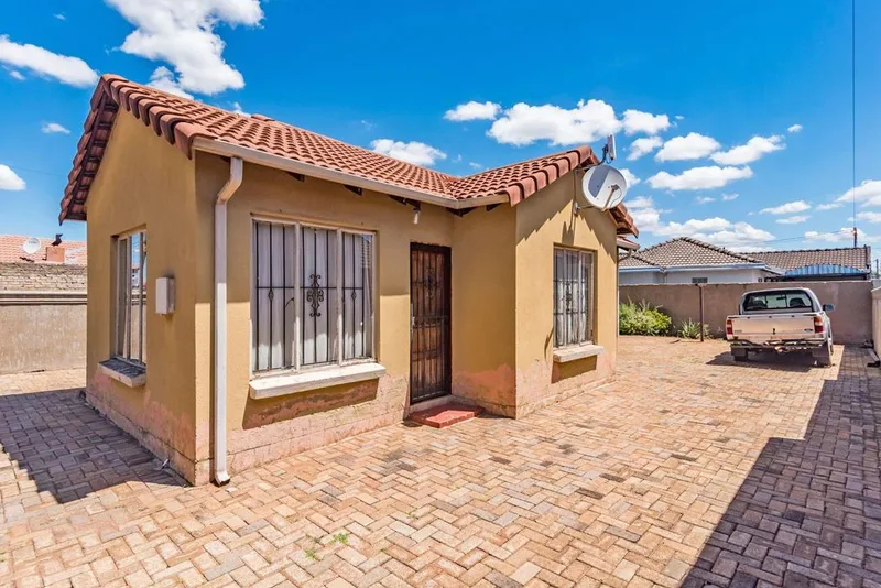 3 Bedroom House for sale in Protea Glen
