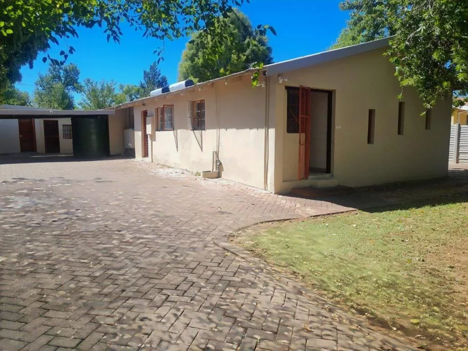 17 Bedroom House for sale in Brandwag