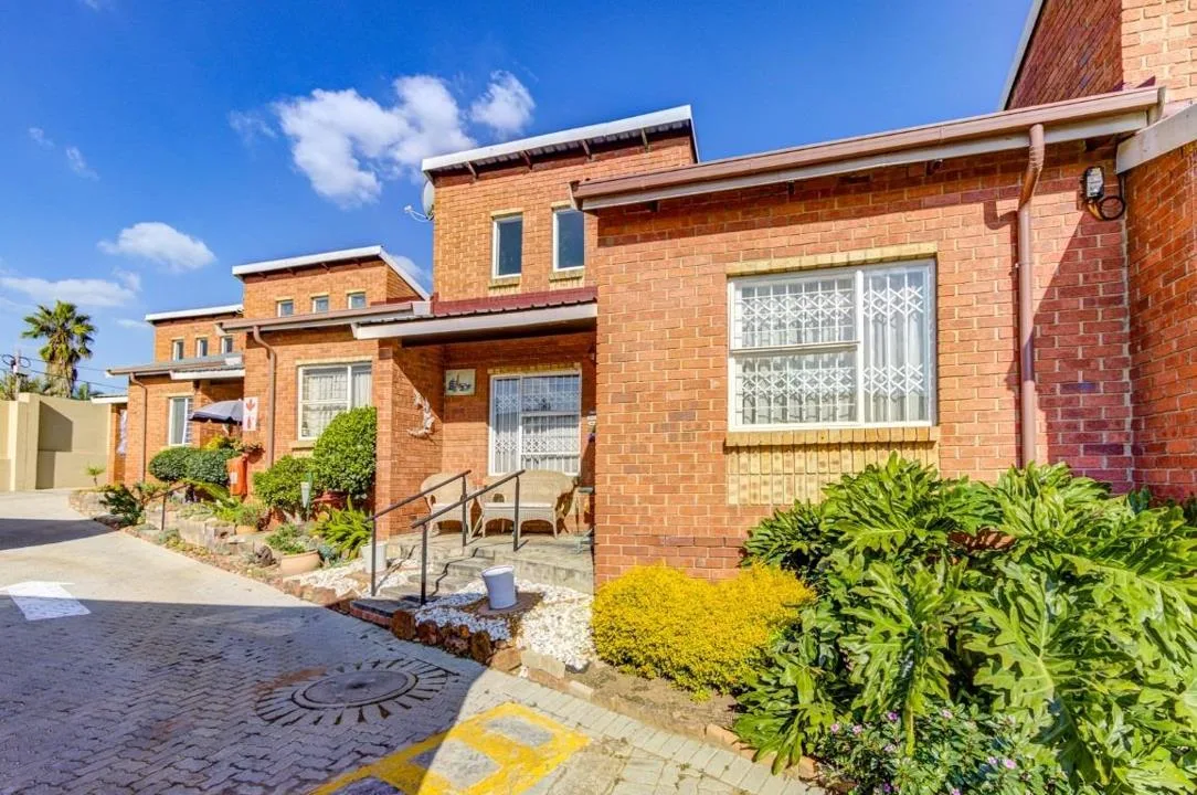 2 Bedroom Townhouse for sale in Glen Marais