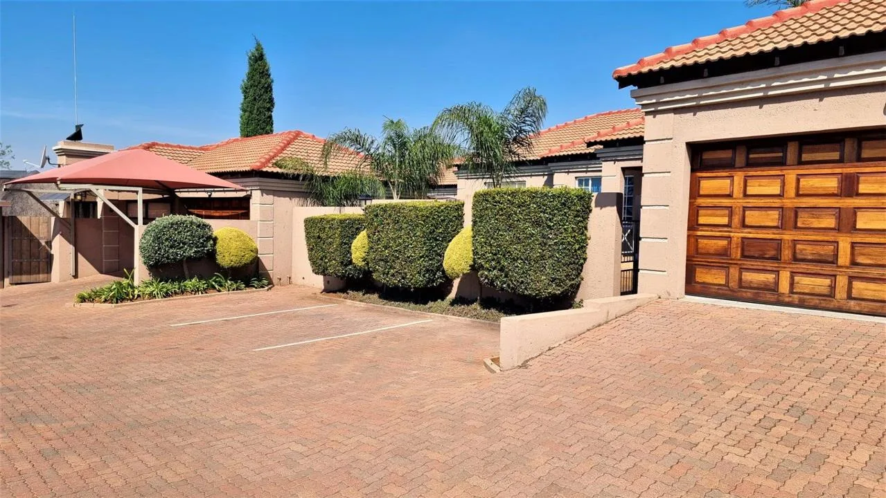3 Bedroom Townhouse for sale in Aerorand
