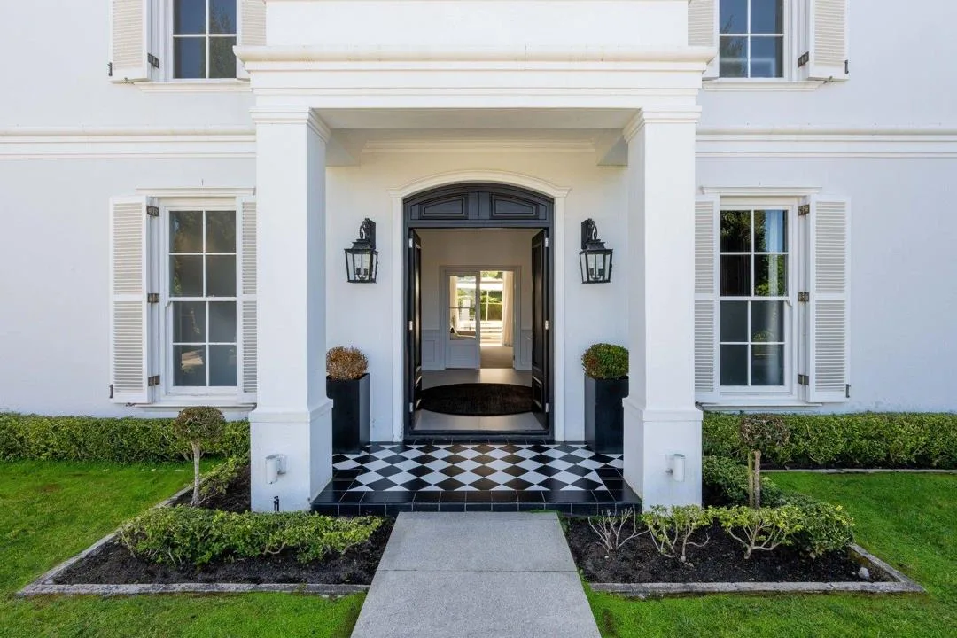 8 Bedroom House for sale in Constantia