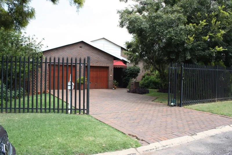 4 Bedroom House for sale in Sunward Park