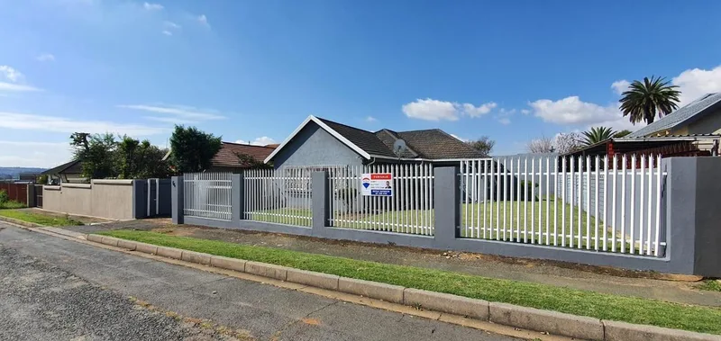 3 Bedroom House for sale in Regents Park