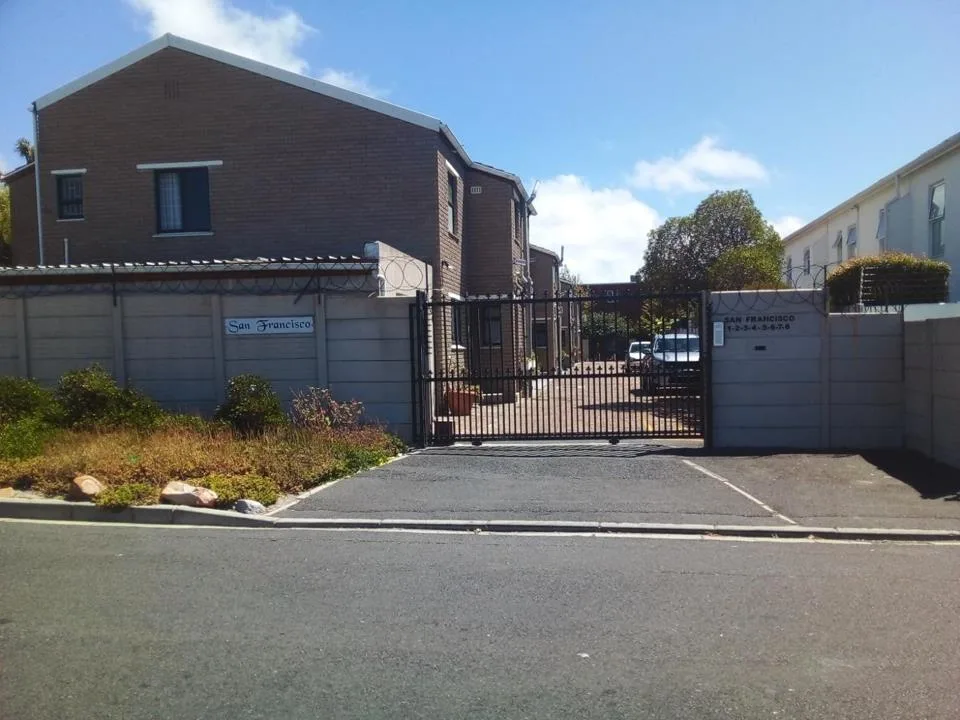 3 Bedroom Townhouse for sale in Diep River