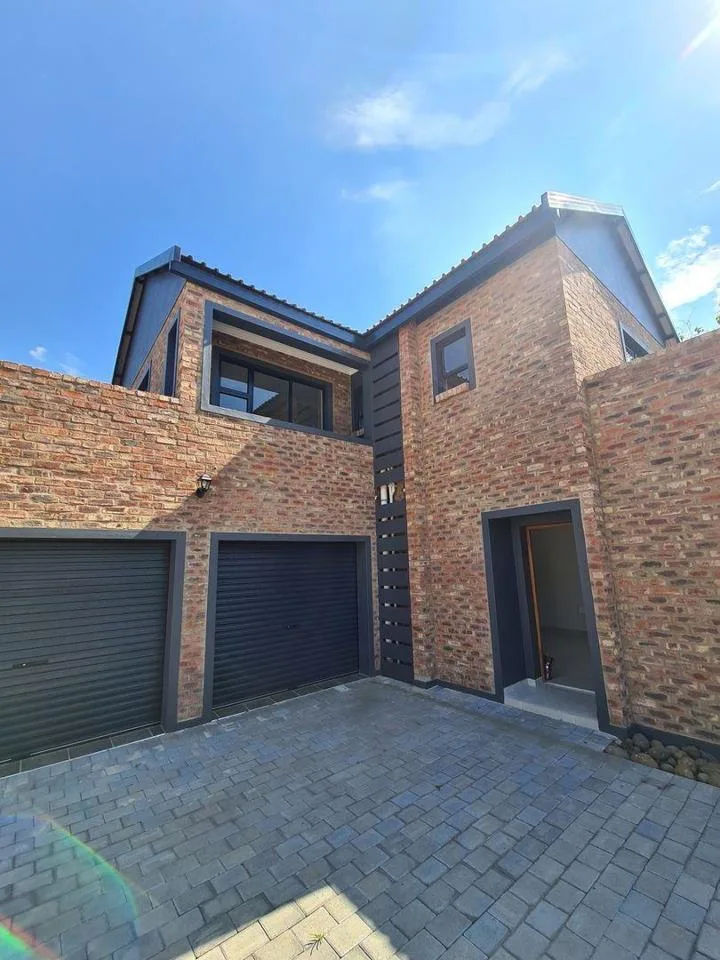3 Bedroom Townhouse for sale in Vyfhoek AH