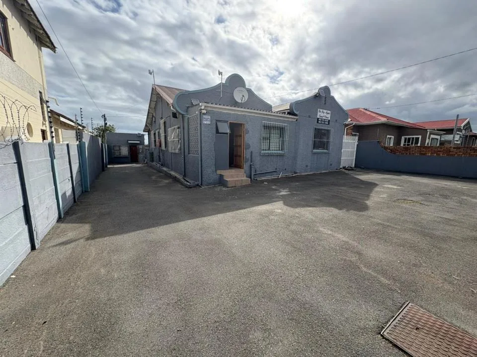 10 Bedroom House for sale in Southernwood