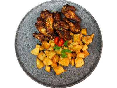 Pečene perutničke s pečenim krompirjem in coleslaw solato (BBQ)