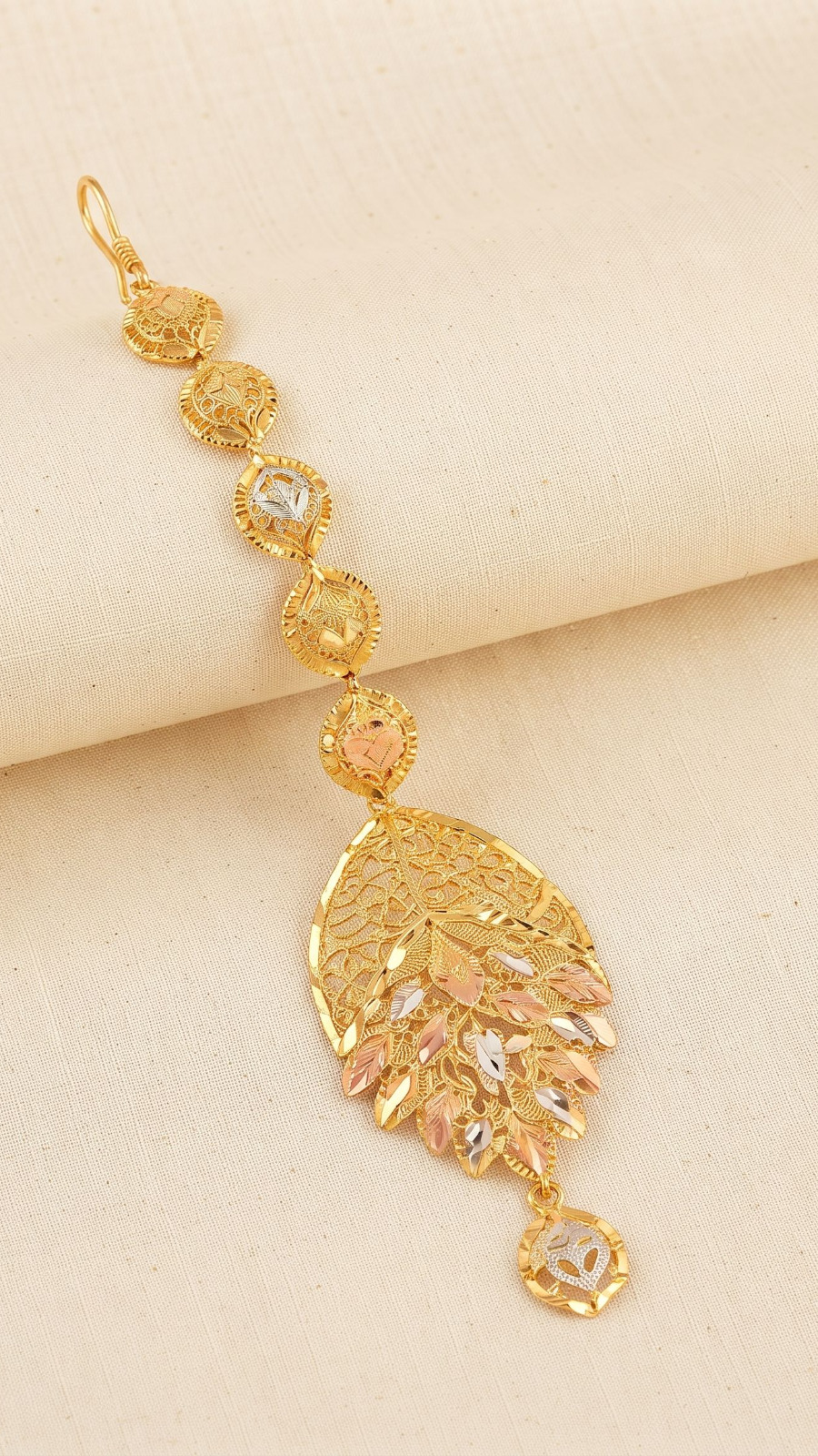 Elegant Gold-Plated Maang Tikka with Leaf-Motif Filigree