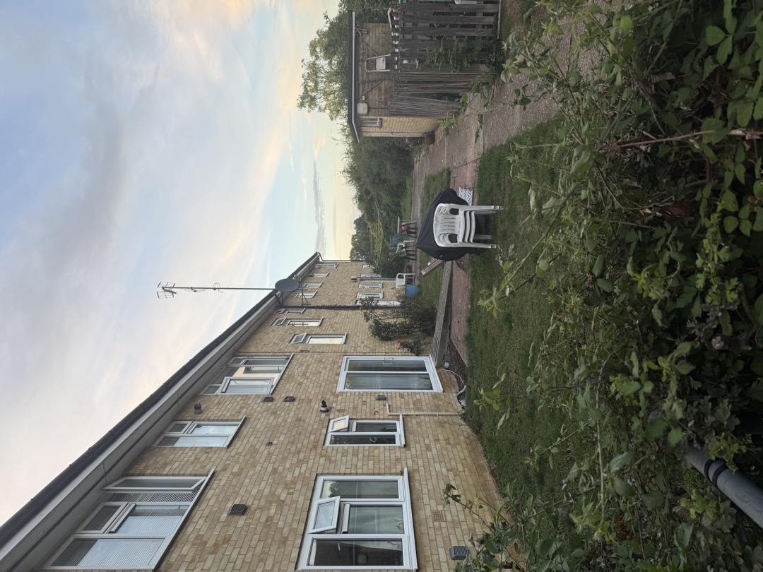 0-bed flat in RH6, Mole Valley