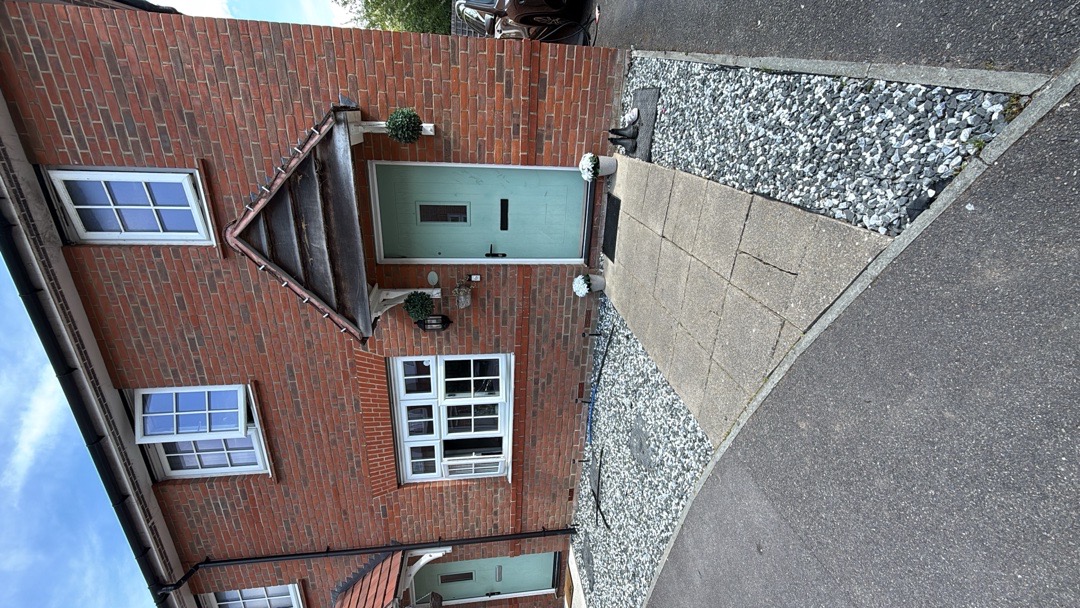 3-bed semi-detached in RG2, Berkshire