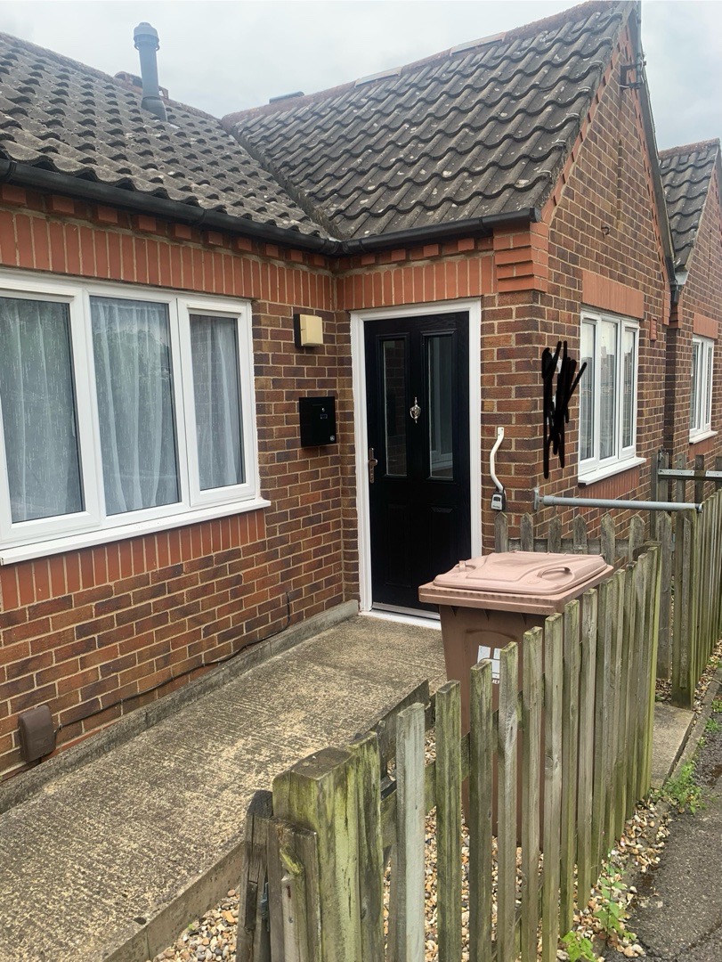1-bed bungalow in WD23, Bushey