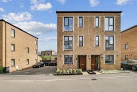 3-bed semi-detached in CR2, Croydon