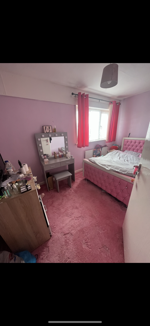 2-bed flat in UB5, London
