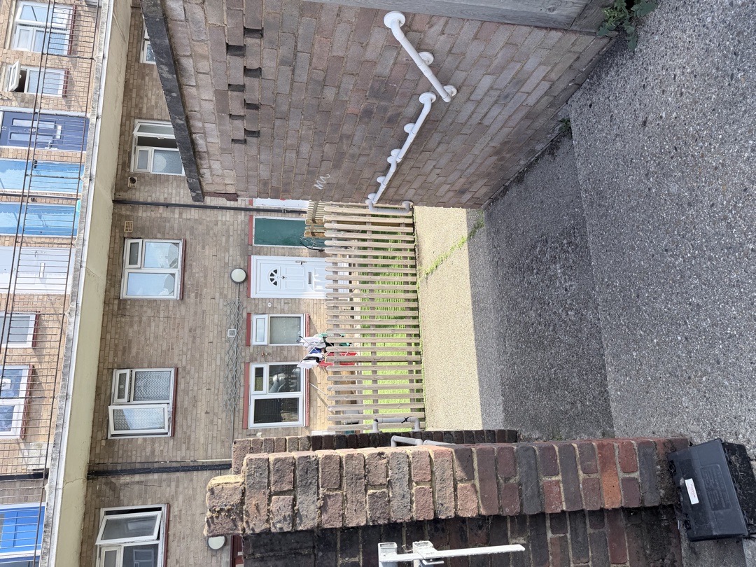 0-bed flat in N11, Barnet