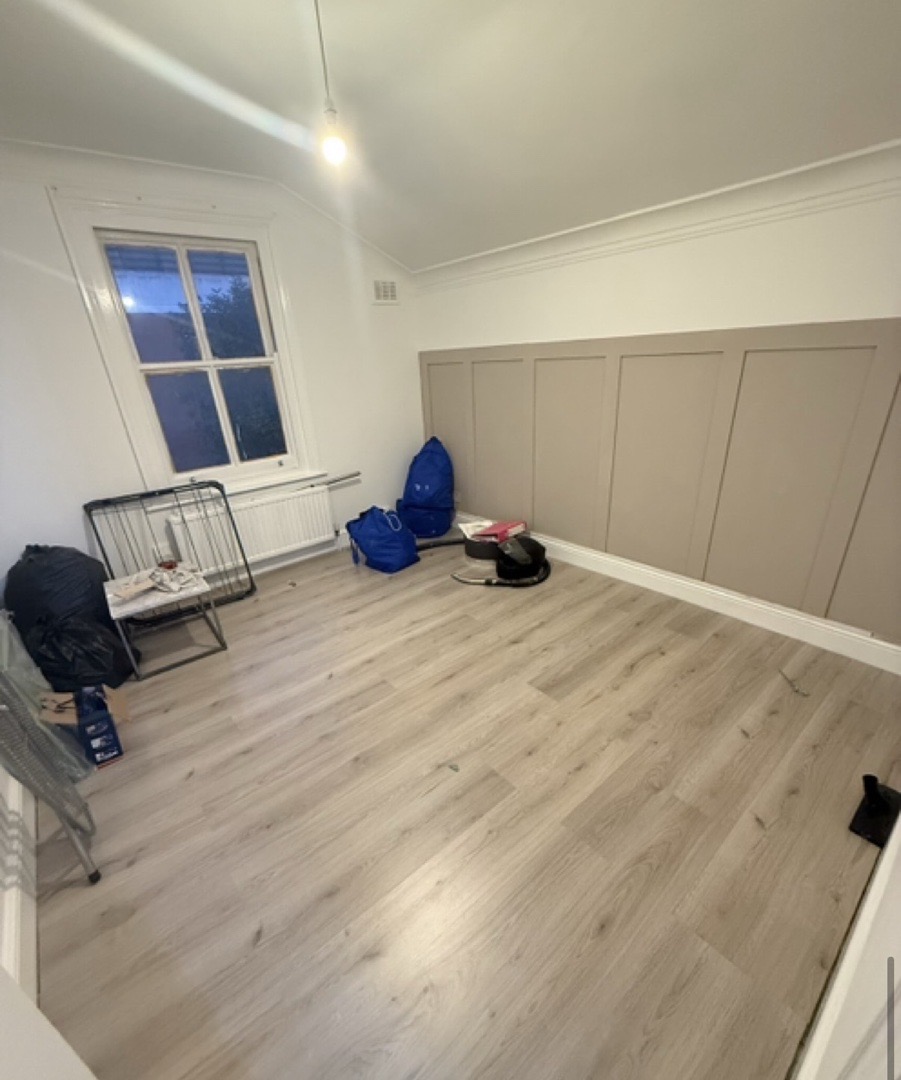 1-bed flat in W12, London