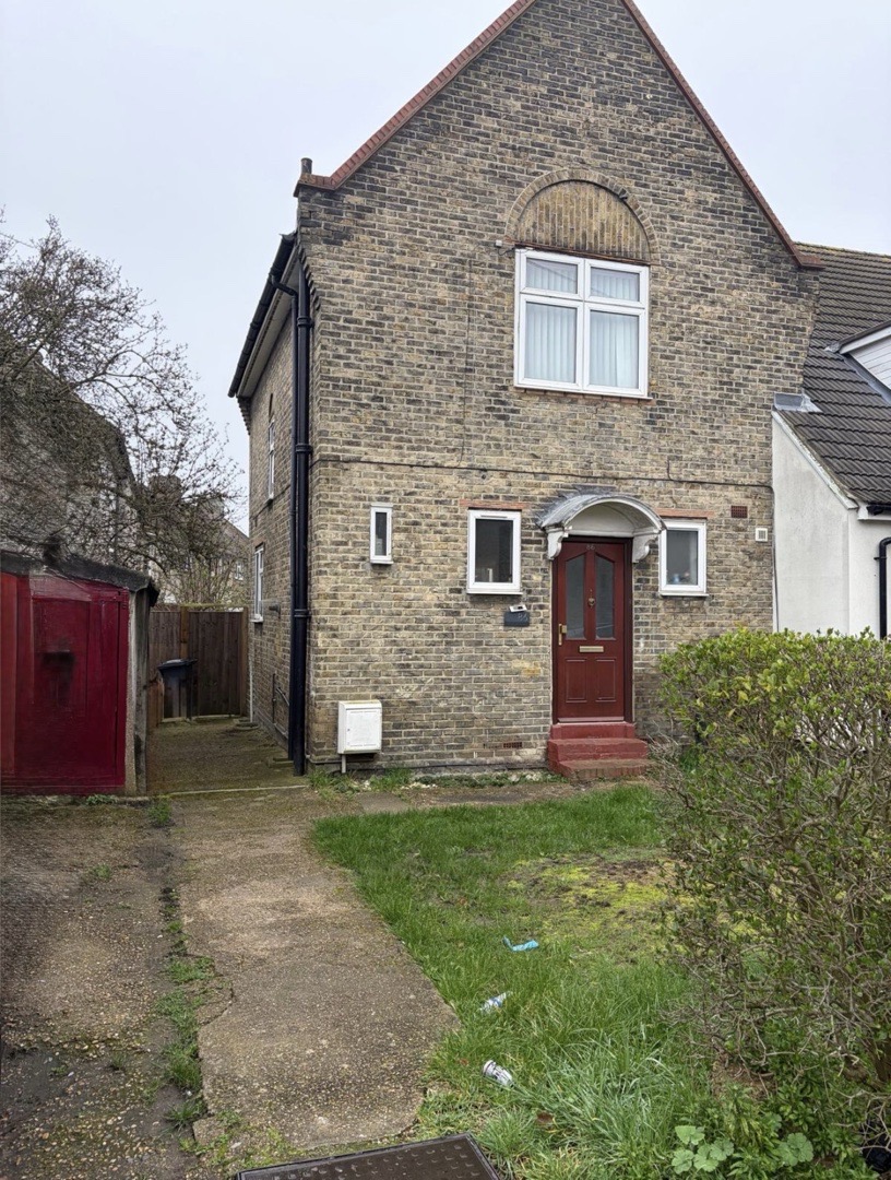 3-bed semi-detached in RM10, Essex
