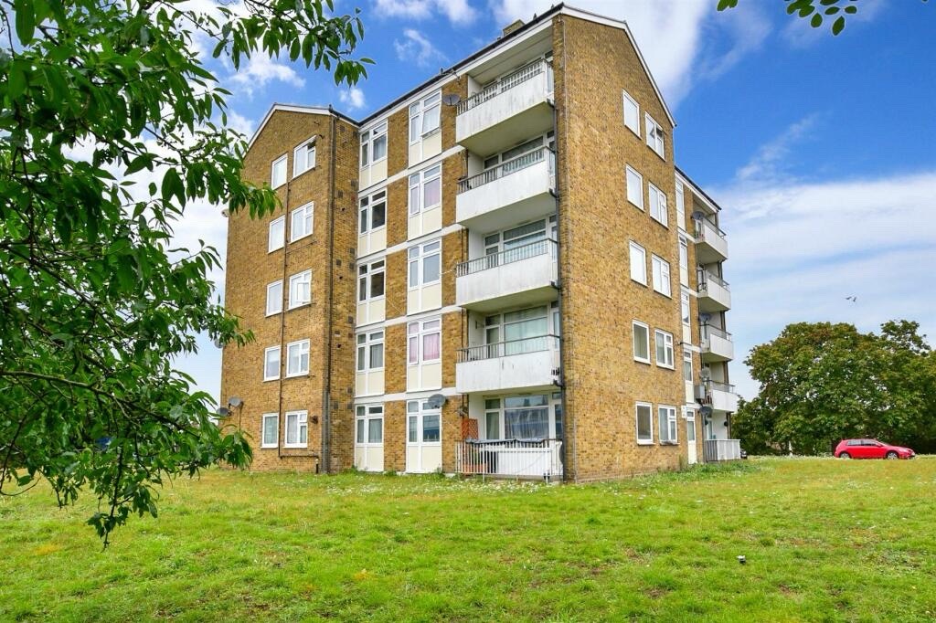 1-bed flat in SE18, london